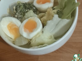 Брокколи в соусе коронэйшн с яйцами