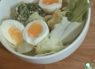 Брокколи в соусе коронэйшн с яйцами