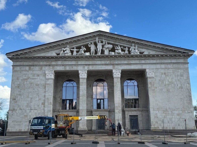 Будут танцевать и петь на костях: Оккупанты готовятся открыть драмтеатр в Мариуполе | ФОТО