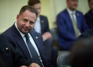 CNN: Обыски у Ермака усложняют ситуацию для Зеленского, которому предстоят новые переговоры с США