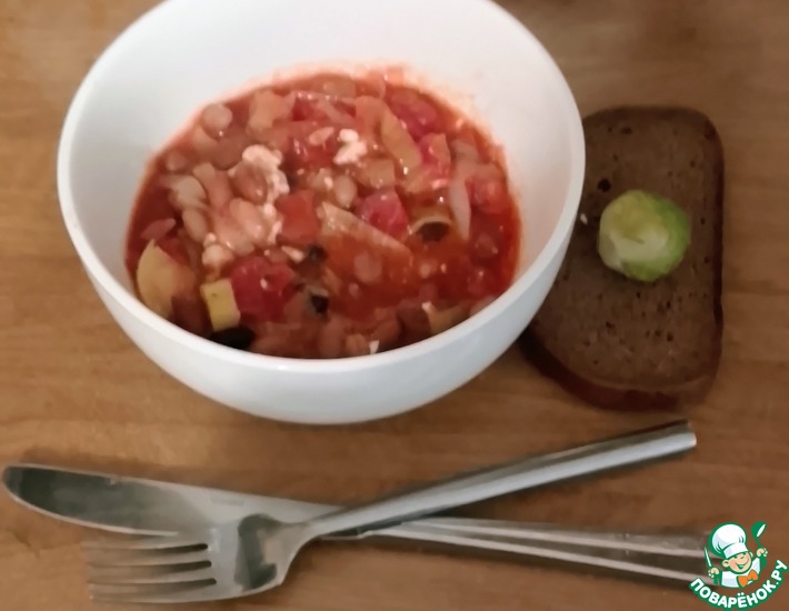 Фасоль с томатами, орегано и фетой