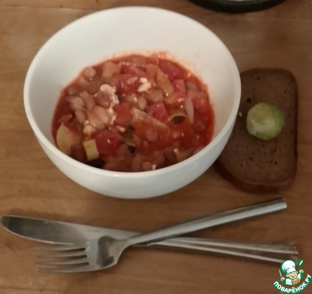 Фасоль с томатами, орегано и фетой