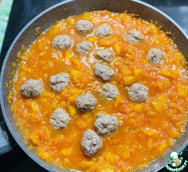 Фрикадельки в тыквенном соусом