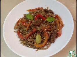 Гречневая лапша с говядиной и овощами