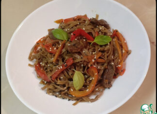 Гречневая лапша с говядиной и овощами