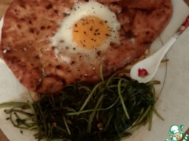 Яйца «в корзине» с копчёным шпинатом