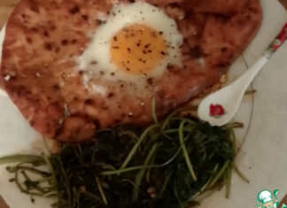 Яйца «в корзине» с копчёным шпинатом