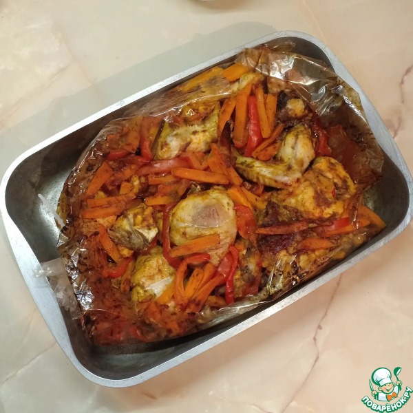 Курица, запеченная в рукаве с перцем и морковью