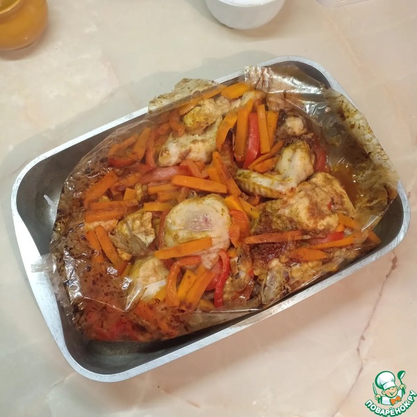 Курица, запеченная в рукаве с перцем и морковью