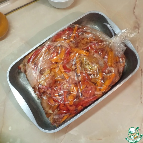 Курица, запеченная в рукаве с перцем и морковью