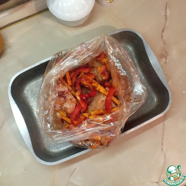 Курица, запеченная в рукаве с перцем и морковью