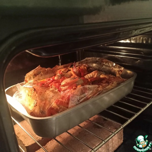 Курица, запеченная в рукаве с перцем и морковью