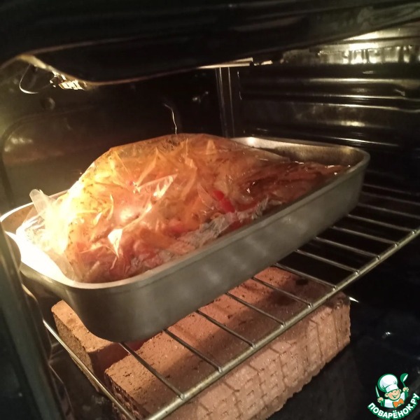 Курица, запеченная в рукаве с перцем и морковью