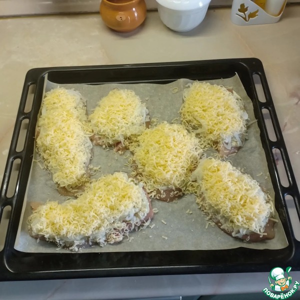 Куриная грудка, запеченная с солеными огурчиками