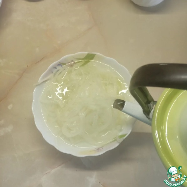 Куриная грудка, запеченная с солеными огурчиками