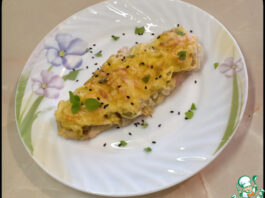 Куриная грудка, запеченная с солеными огурчиками