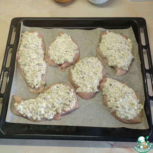 Куриная грудка, запеченная с солеными огурчиками