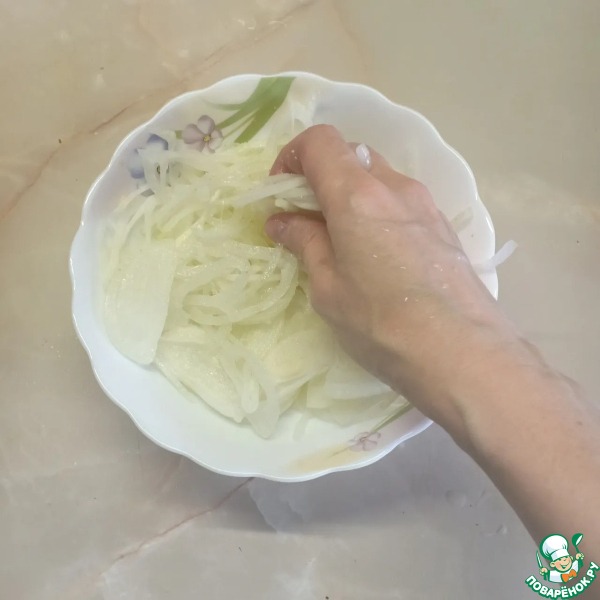 Куриная грудка, запеченная с солеными огурчиками