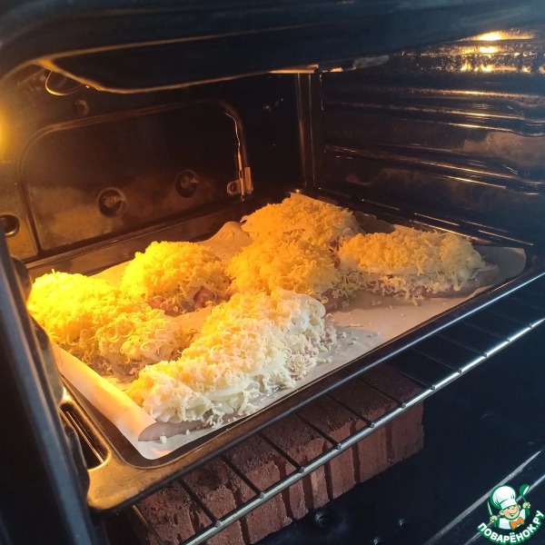 Куриная грудка, запеченная с солеными огурчиками