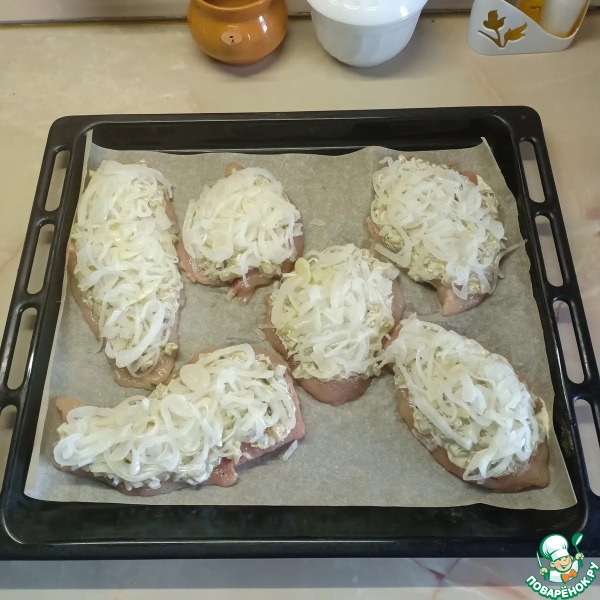 Куриная грудка, запеченная с солеными огурчиками