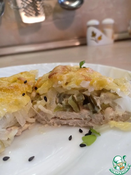 Куриная грудка, запеченная с солеными огурчиками
