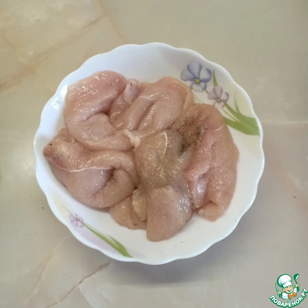 Куриная грудка, запеченная с солеными огурчиками