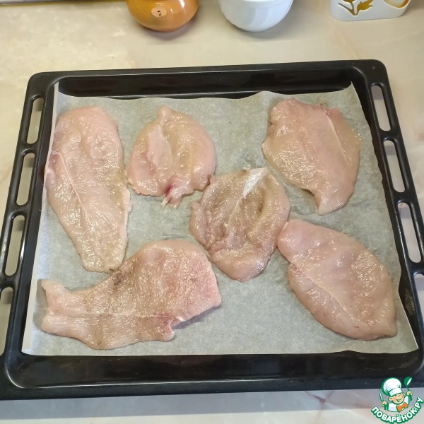 Куриная грудка, запеченная с солеными огурчиками