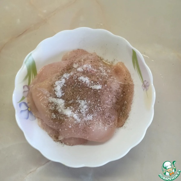 Куриная грудка, запеченная с солеными огурчиками