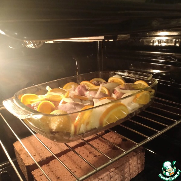 Курочка с луком и апельсинами