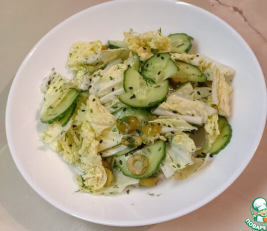 Легкий салат с огурцами и оливками