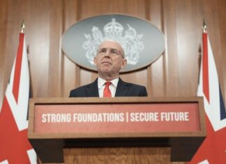 Лондон заявил о готовности к «военным вариантам» после того, как корабль РФ применил лазеры против британских пилотов