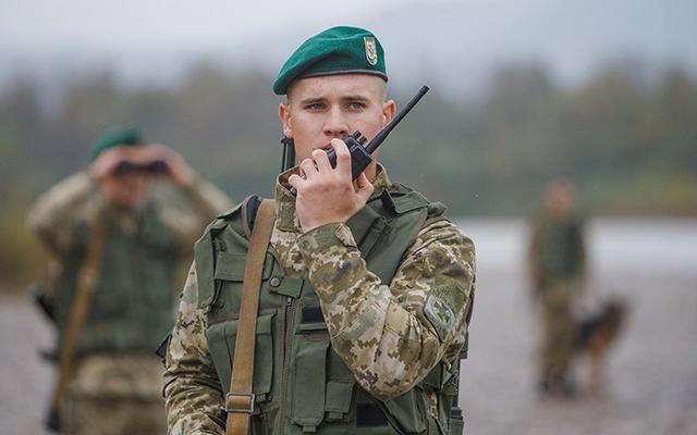 На Закарпатье мобилизованный адвокат протаранил шлагбаум на границе и сбежал в Венгрию | ВИДЕО