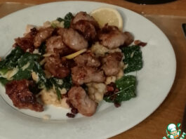 Нут с колбасками и лимонной зеленью