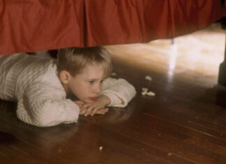 Отец – глава мафиози, а Кевин – призрак: неординарные фанатские теории о фильме «Один дома»