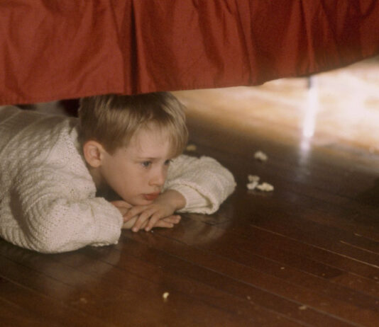 Отец – глава мафиози, а Кевин – призрак: неординарные фанатские теории о фильме «Один дома»