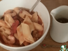 Паста с креветками, помидорами и орехами