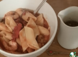 Паста с креветками, помидорами и орехами