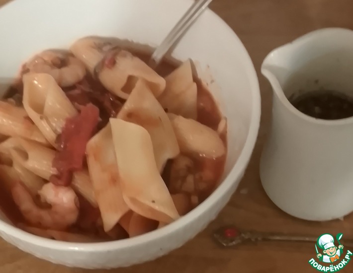 Паста с креветками, помидорами и орехами
