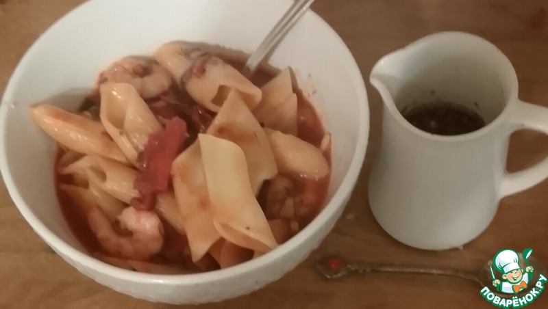 Паста с креветками, помидорами и орехами