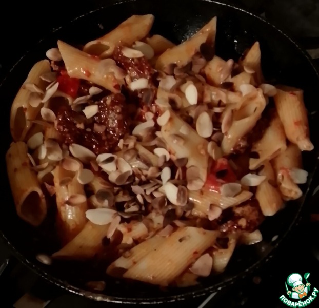 Паста в соусе из запечённых перцев