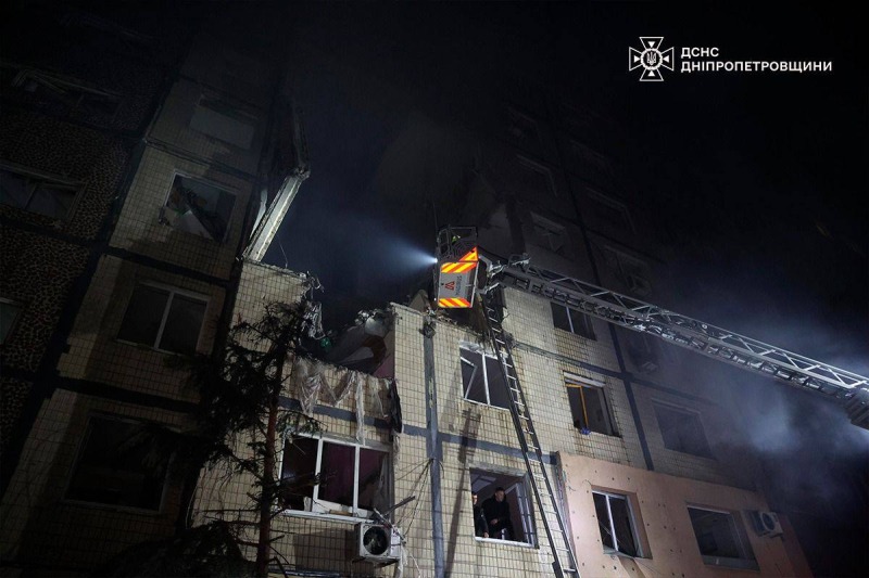 Россияне массированно ударили по Украине: Повреждена многоэтажка в Днепре, погибли люди