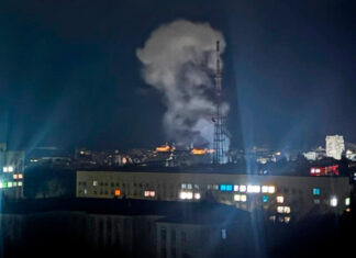 Россияне ударили по телебашне в Чернигове: горожан просят не приближаться к сооружению