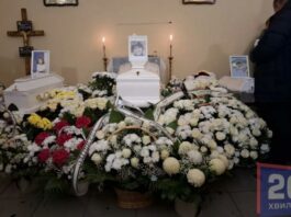 Сеть взволновало видео, как отец качает гроб маленького сына, которого вместе с матерью и сестрой убила РФ | ВИДЕО