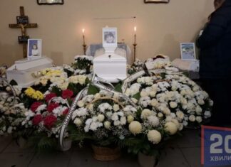 Сеть взволновало видео, как отец качает гроб маленького сына, которого вместе с матерью и сестрой убила РФ | ВИДЕО