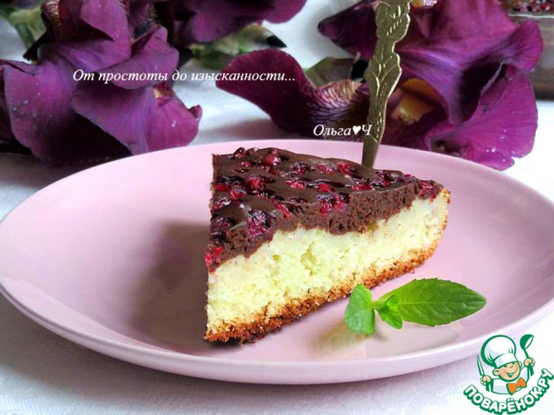 Шоколадно-творожный пирог с брусникой, миндалём