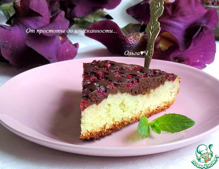 Шоколадно-творожный пирог с брусникой, миндалём