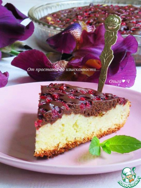 Шоколадно-творожный пирог с брусникой, миндалём