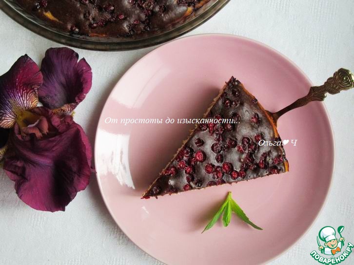 Шоколадно-творожный пирог с брусникой, миндалём