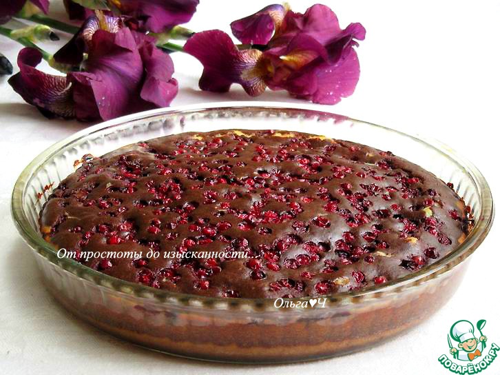 Шоколадно-творожный пирог с брусникой, миндалём