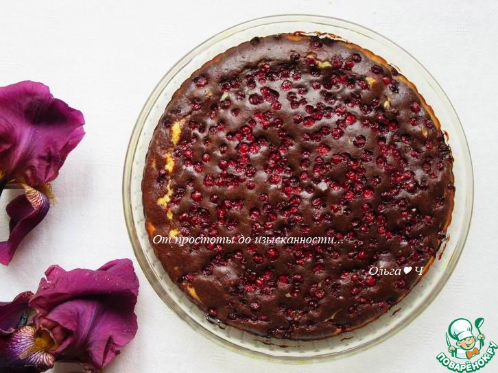 Шоколадно-творожный пирог с брусникой, миндалём